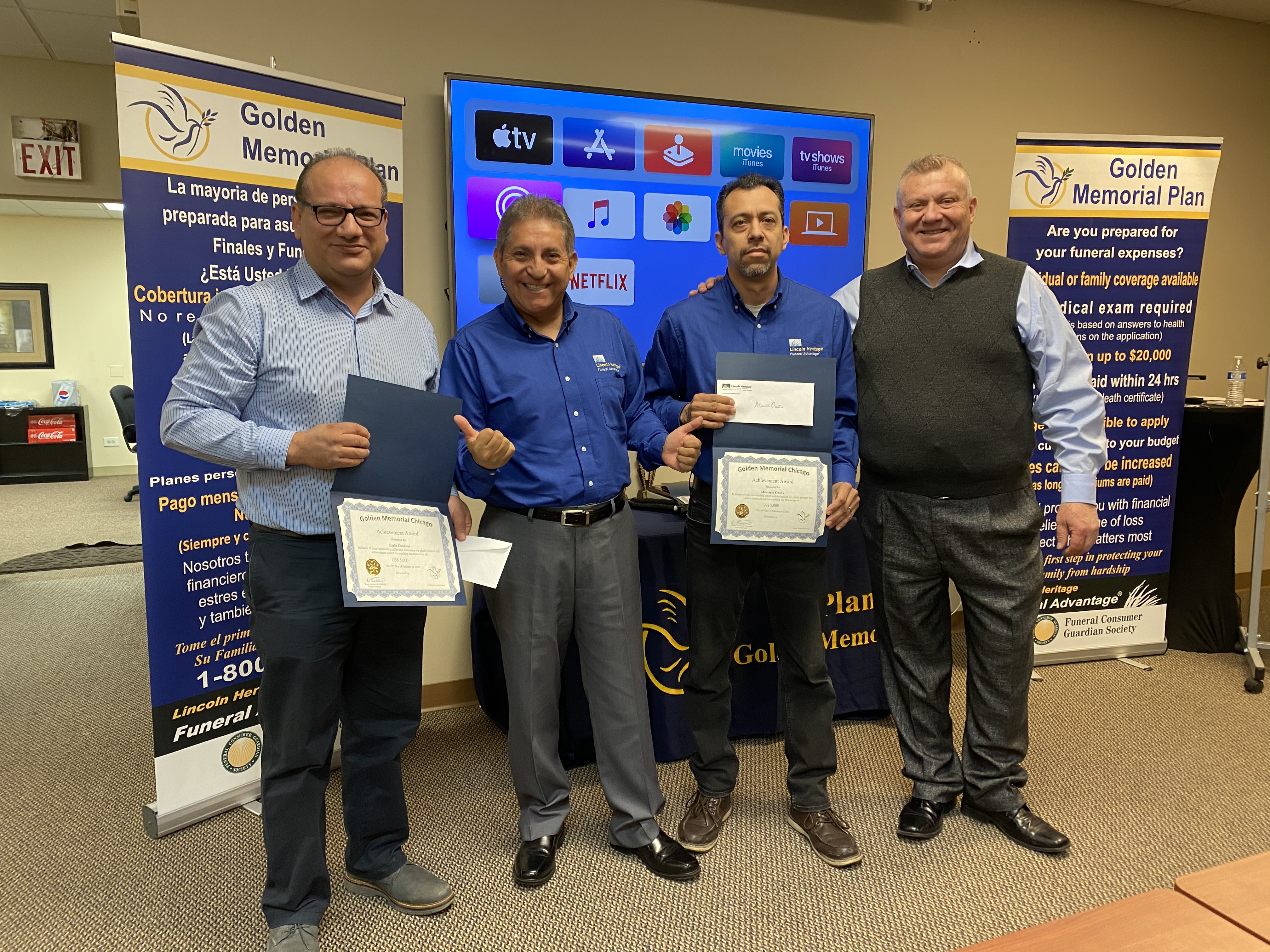 Equipo diverso de agentes de seguros en un salón de entrenamiento de Chicago